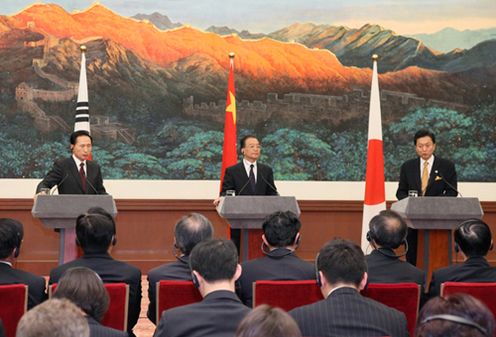 日中韓共同記者会見に臨む鳩山総理の写真１