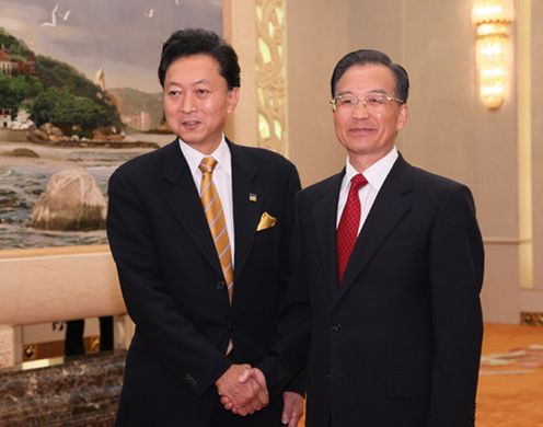 温家宝総理と握手する鳩山総理の写真