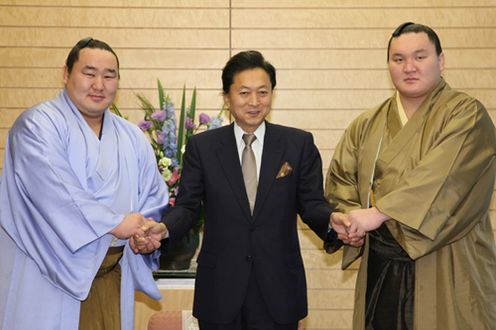 横綱白鵬関及び横綱朝青龍関と握手する鳩山総理の写真