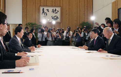 閣僚委員会に出席する鳩山総理の写真