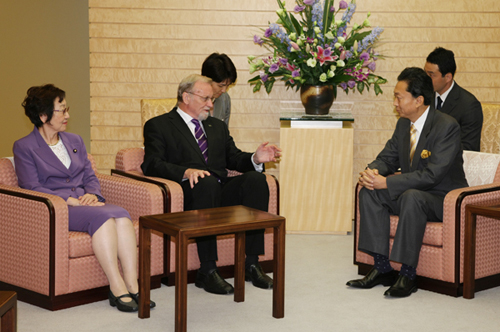 エバンス共同議長と川口共同議長から表敬を受ける鳩山総理の写真