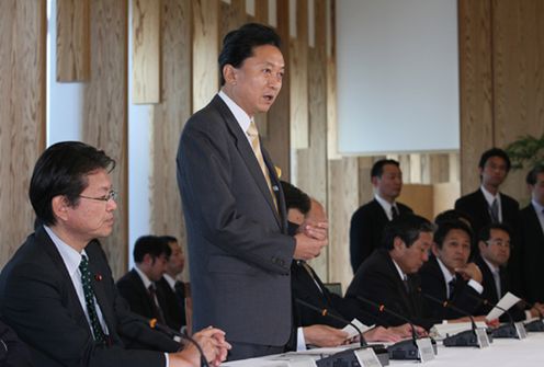 緊急雇用対策本部で挨拶をする鳩山総理の写真１