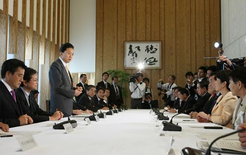 緊急雇用対策本部で挨拶をする鳩山総理の写真２