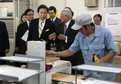 工場の製造ラインを視察する鳩山総理の写真２
