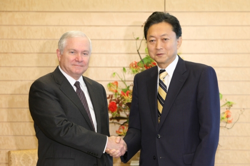 ゲイツ米国防長官と握手する鳩山総理の写真
