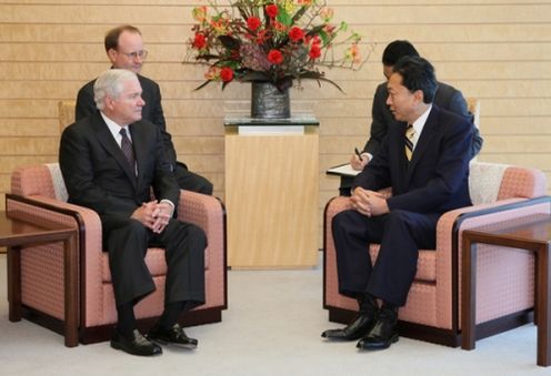 ゲイツ米国防長官と会談する鳩山総理の写真