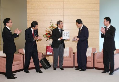 桂三枝氏と談笑する鳩山総理の写真
