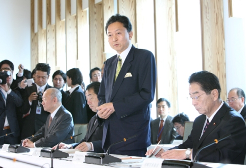 行政刷新会議であいさつする鳩山総理の写真1
