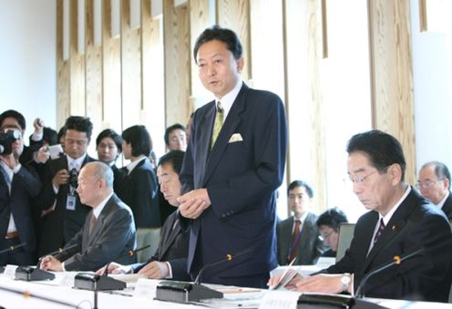 行政刷新会議であいさつする鳩山総理の写真1