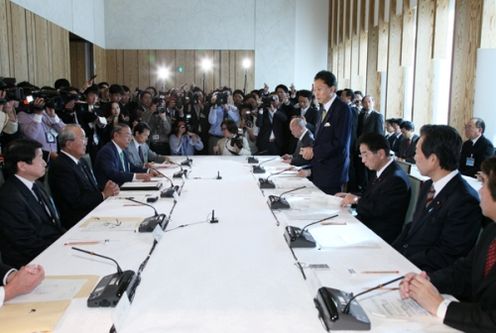 行政刷新会議であいさつする鳩山総理の写真2