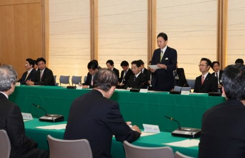 副大臣・政務官・評価者国会議員への説明会であいさつする鳩山総理の写真１