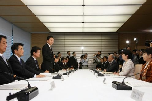 緊急雇用対策本部であいさつする鳩山総理の写真