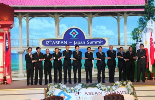 日ASEAN首脳会議で記念撮影する鳩山総理の写真