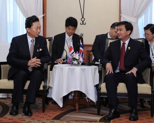 タイのアビシット首相と会談する鳩山総理の写真