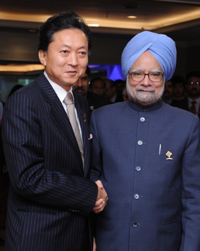 インドのシン首相と握手する鳩山総理の写真