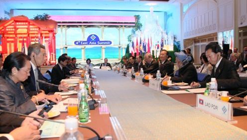 東アジア首脳会議に臨む鳩山総理の写真