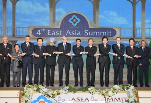 東アジア首脳会議で記念撮影する鳩山総理の写真