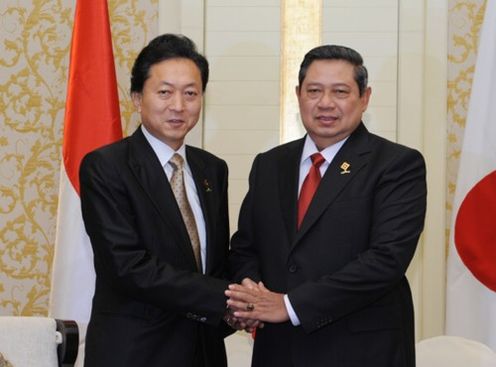 インドネシアのユドヨノ大統領と握手する鳩山総理の写真