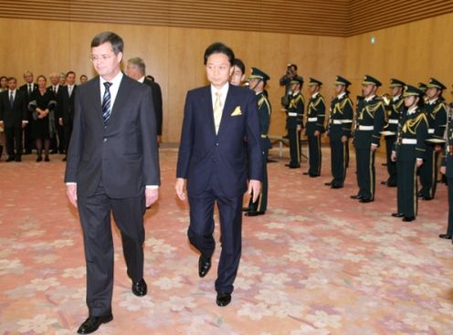 儀仗隊による栄誉礼を受ける両首脳の写真