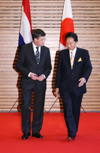 バルケネンデ首相を出迎える鳩山総理の写真