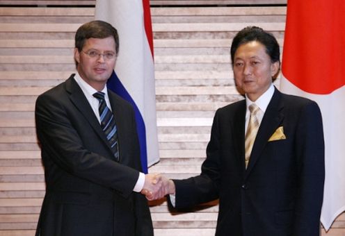 バルケネンデ首相と握手する鳩山総理の写真