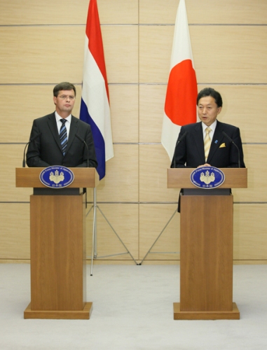 共同記者発表を行なうバルケネンデ首相と鳩山総理の写真
