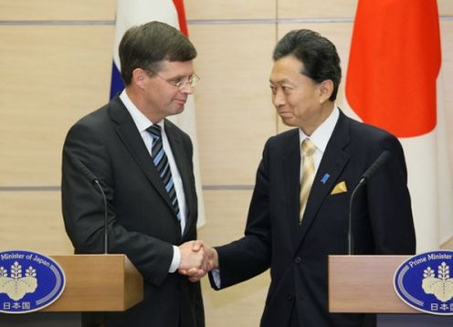 共同記者発表でバルケネンデ首相と握手する鳩山総理の写真
