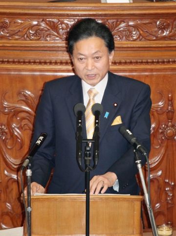 衆議院本会議で所信表明演説を行う鳩山総理の写真１