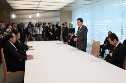 拉致問題対策本部で挨拶をする鳩山総理の写真