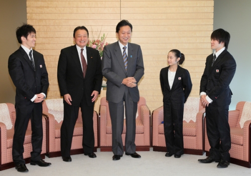 世界体操選手権メダリストによる表敬を受ける鳩山総理の写真