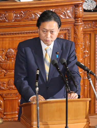 衆議院本会議で答弁する鳩山総理の写真１
