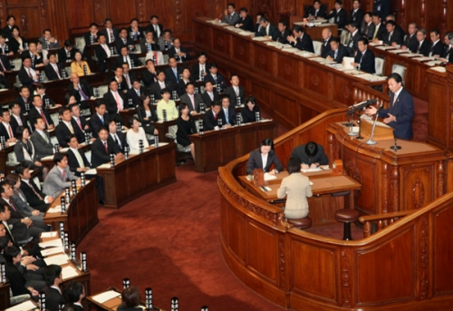 衆議院本会議で答弁する鳩山総理の写真２