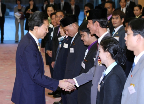「東南アジア青年の船」参加青年代表と握手を交わし激励する鳩山総理の写真