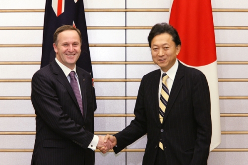 キー首相と握手する鳩山総理の写真