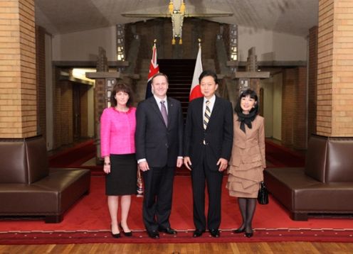 総理大臣公邸で記念撮影を行なう鳩山総理夫妻とキー首相夫妻の写真