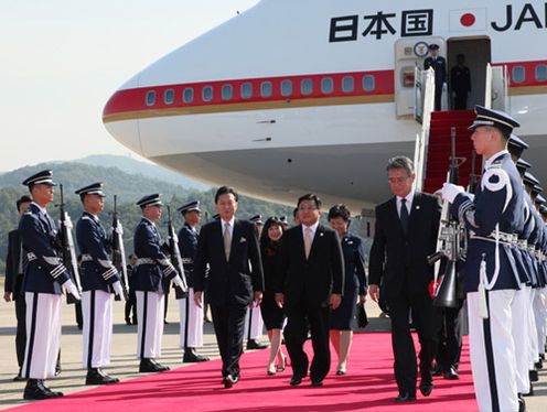 政府専用機でソウルに到着した鳩山総理の写真