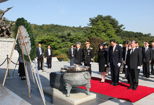 国立顕忠院で献花をする鳩山総理の写真