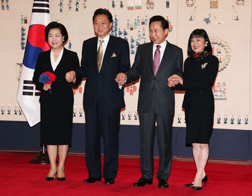 青瓦台で李大統領夫妻の出迎えを受ける鳩山総理夫妻の写真
