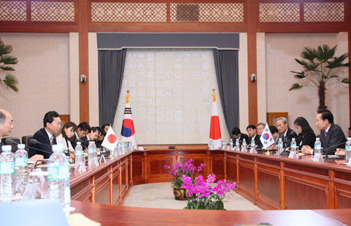 日韓首脳会談の写真