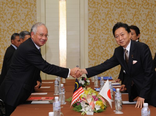 マレーシアのナジブ首相と握手する鳩山総理の写真