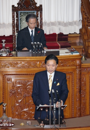 参議院本会議で所信表明演説を行う鳩山総理の写真１