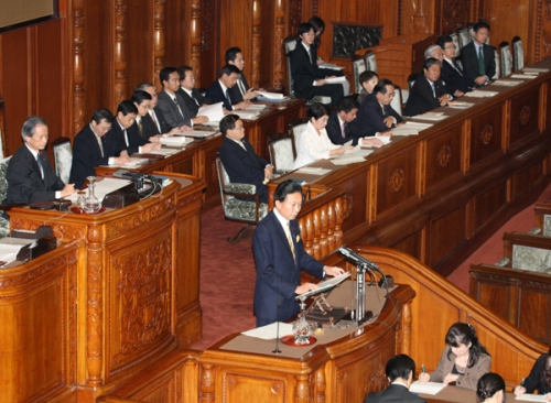 参議院本会議で所信表明演説を行う鳩山総理の写真２
