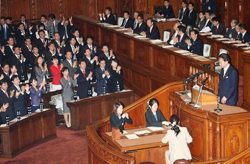 衆議院本会議で所信表明演説を行う鳩山総理の写真2