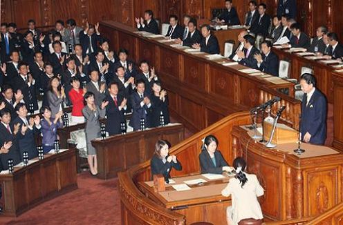 衆議院本会議で所信表明演説を行う鳩山総理の写真２