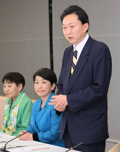 男女共同参画会議で挨拶する鳩山総理の写真２