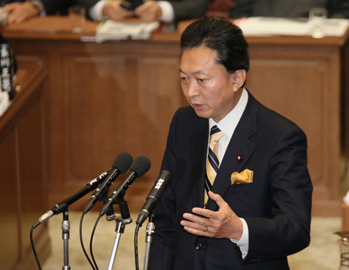 衆議院予算委員会で答弁する鳩山総理の写真１