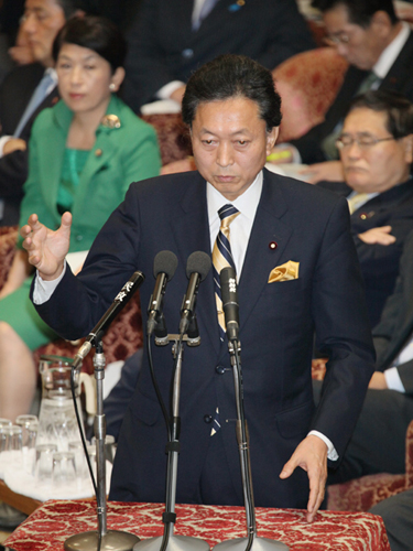 衆議院予算委員会で答弁する鳩山総理の写真２