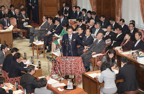衆議院予算委員会で答弁する鳩山総理の写真３