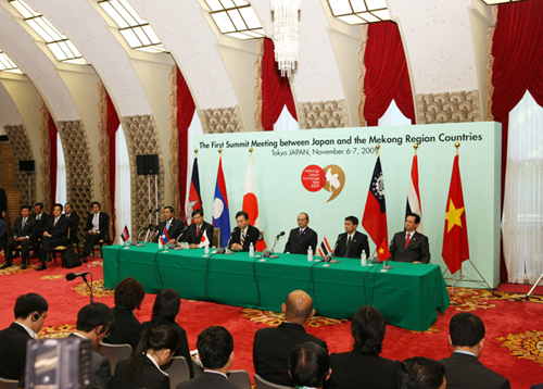 共同記者会見に臨む各国首脳の写真2