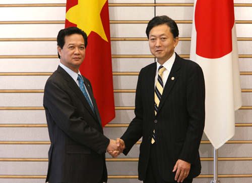 ベトナム社会主義共和国のズン首相と握手する鳩山総理の写真